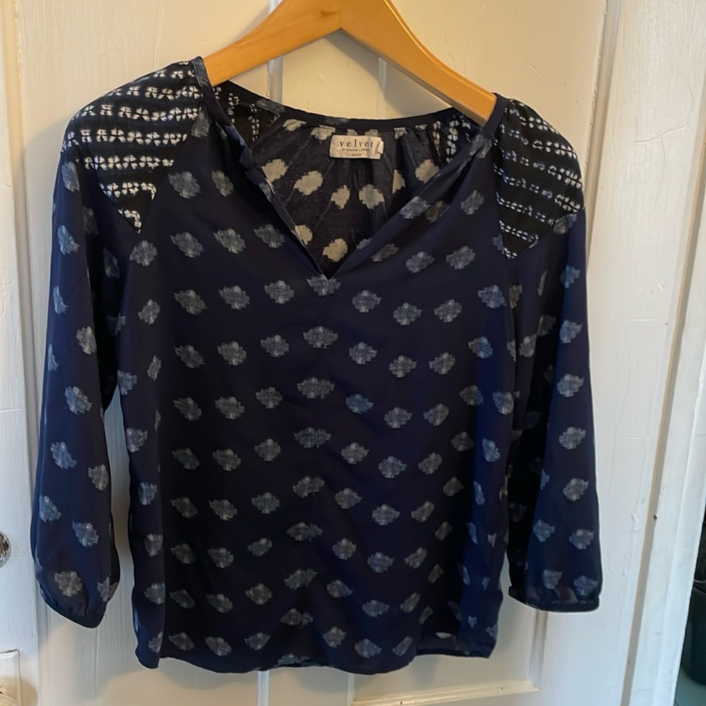 Velvet popover top size M runs small in my opinion